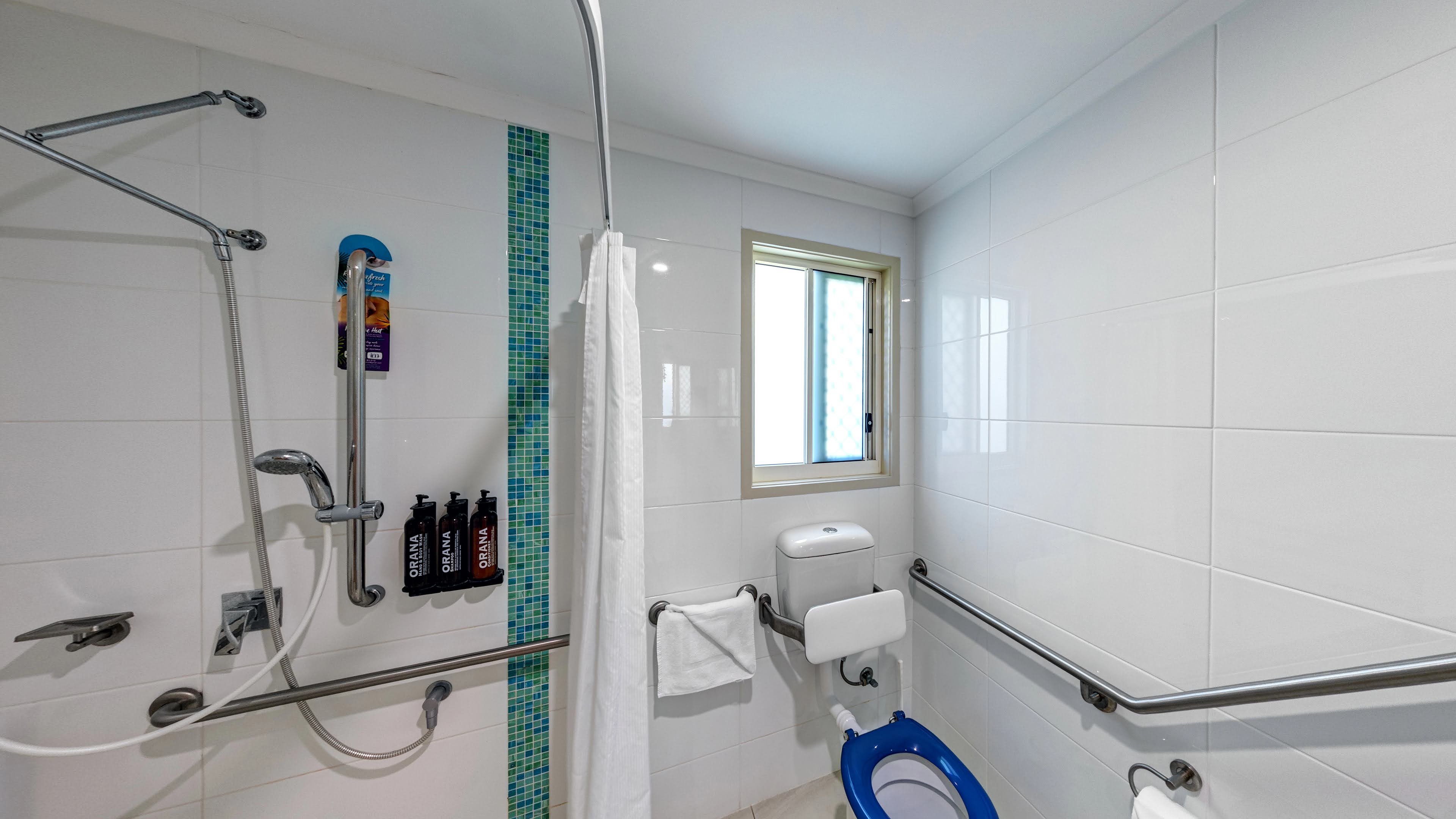 Accessible Premium Cottage Deluxe 2 Bedroom Bathroom(1)