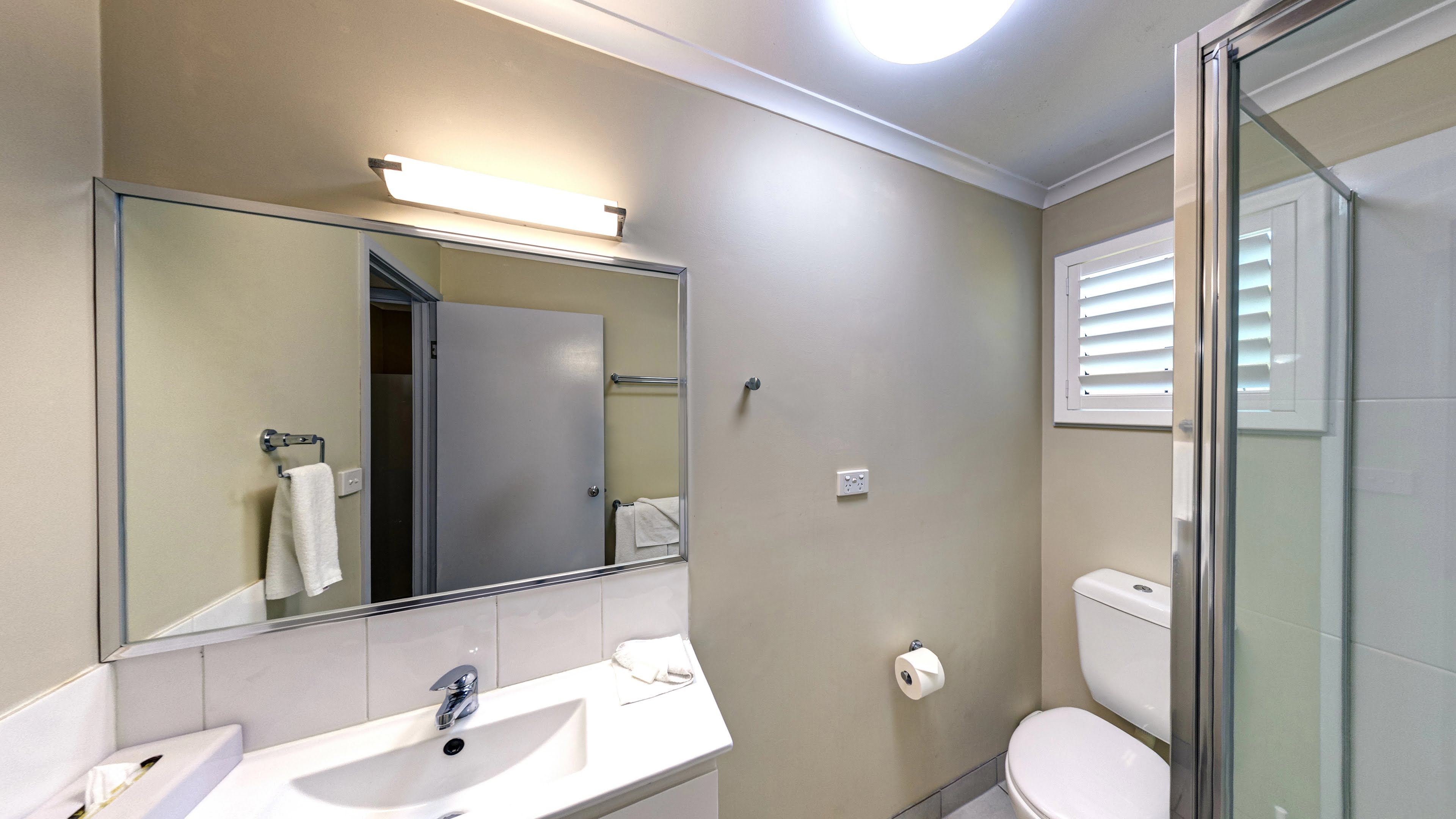 Holiday Villa Bathroom(1)